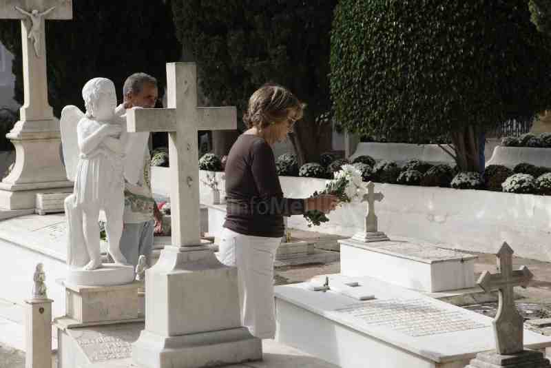 Cientos de melillenses celebran el Día de Todos los Santos visitando el Cementerio de la Purísima Concepción
