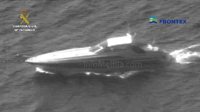 La Guardia Civil interviene trece toneladas de hachís en el interior de una embarcación en el mar de Alborán