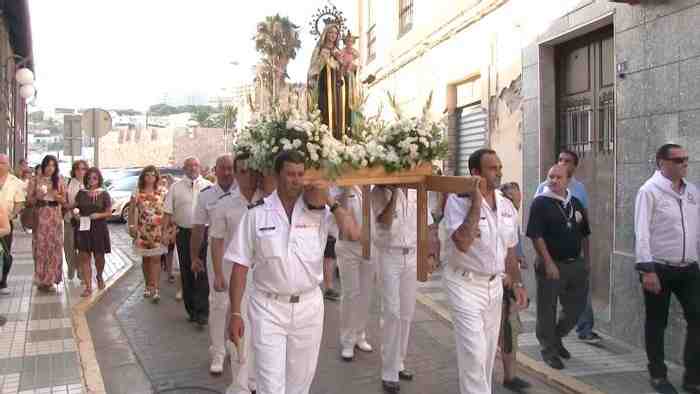 Homenaje a los Hombres de Mar con una procesión de la Virgen del Carmen portada por la Compañía de Mar