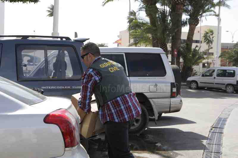 La Guardia Civil recoge abundante documentación en unos registros que superan las 9 horas