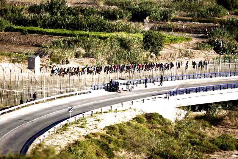 Unos 700 inmigrantes intentan sobrepasar la valla de Melilla y alrededor de 30 lo consiguen