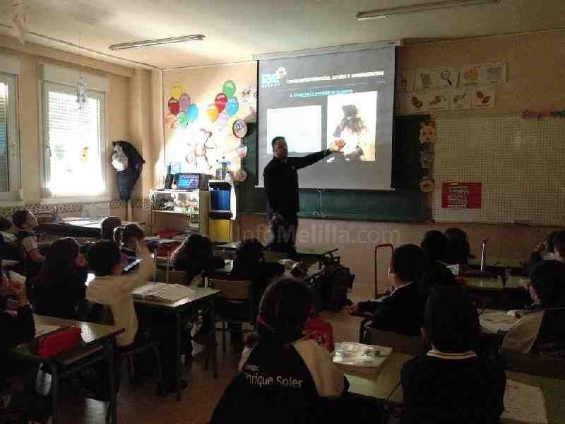 IAE enseña a los alumnos del Enrique Soler a conocer 'El lenguaje corporal del perro'