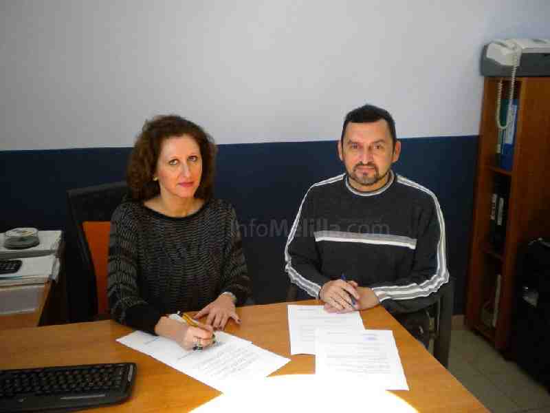 Elena Cruz junto a José María Navarro durante la firma del convenio