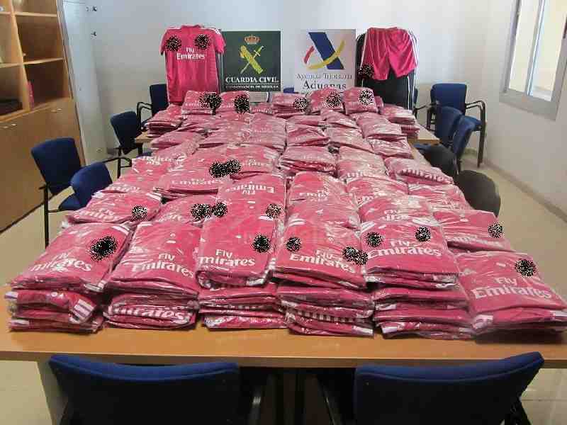 La Guardia Civil halla en el puerto 593 prendas de ropa deportiva falsificada por valor de 56.000 euros
