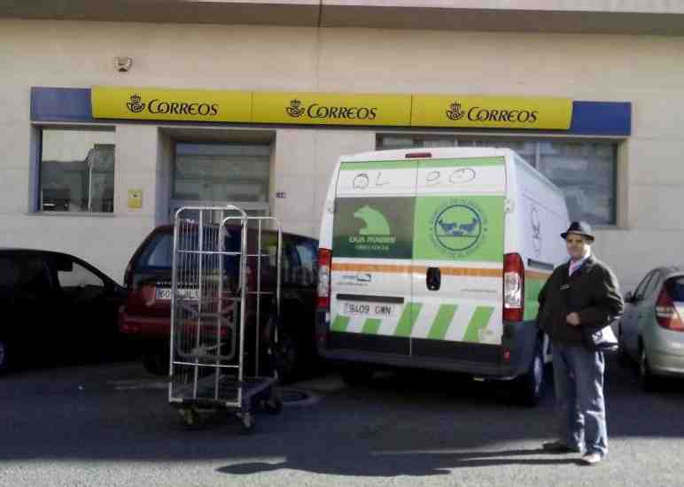 Representante del Banco de Alimentos en la recogida en las instalaciones de Correos Melilla