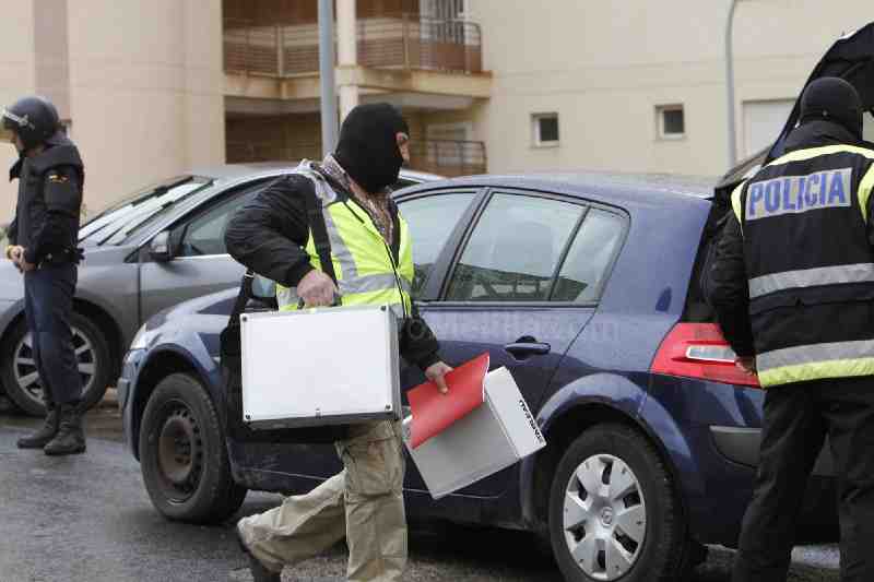 La Policía obtiene abundante documentación y material en los registros en la Cañada
