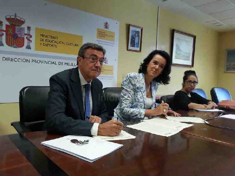 Calzado y Garbín firmando el convenio