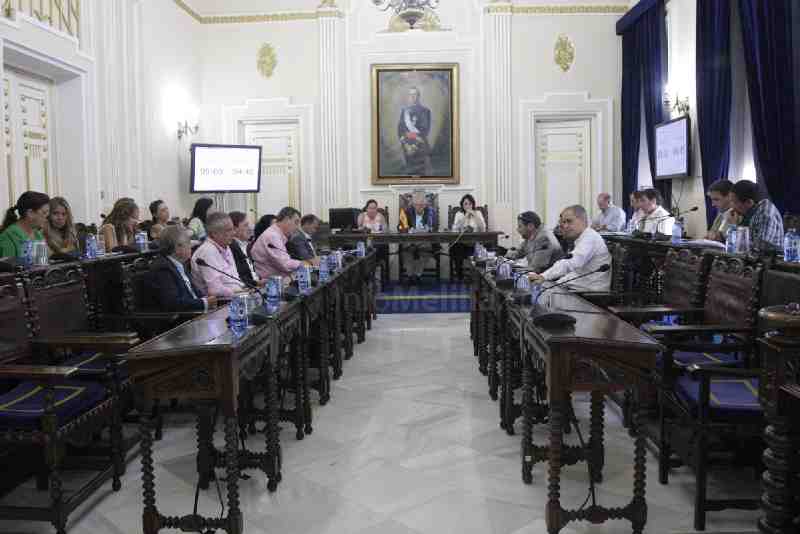 Melilla concede máxima distinción a UGR y a un policía por un acto heroico