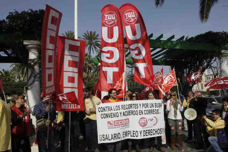 Los trabajadores de Correos se concentran en contra de los recortes y la pérdidas de puestos de trabajo