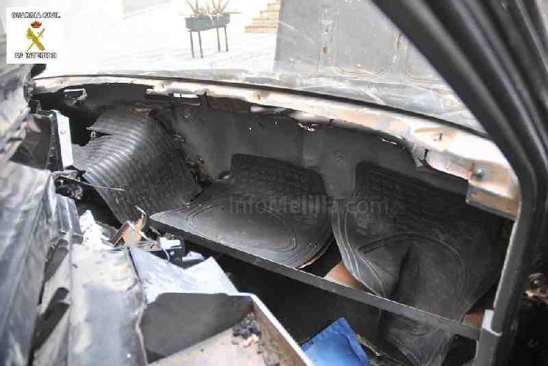 Hallados dos jóvenes subsaharianos ocultos en dobles fondos de un vehículo abandonado en el cuartel de Valenzuela