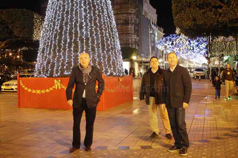 El encendido de la iluminación da el pistoletazo de salida a la temporada navideña en Melilla
