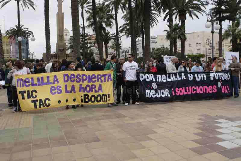 Unos 200 ciudadanos se concentra para pedir un futuro mejor para Melilla