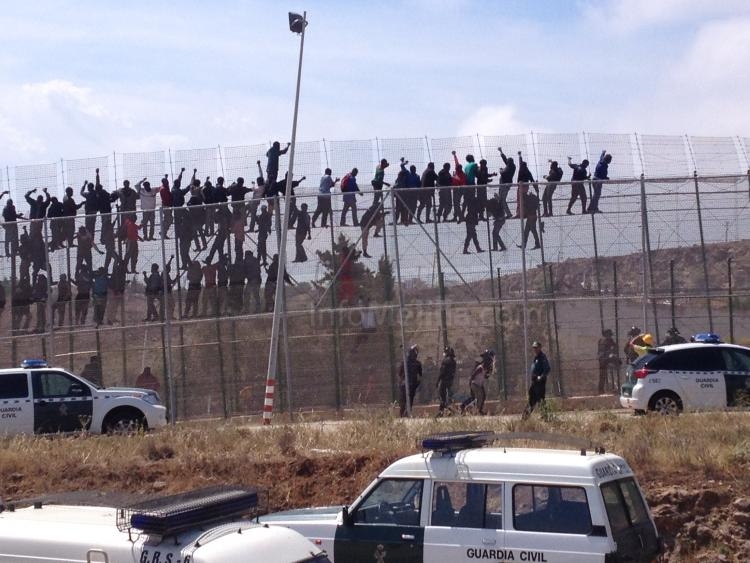 140 subsaharianos logran acceder a Melilla tras un nuevo salto masivo a la valla fronteriza