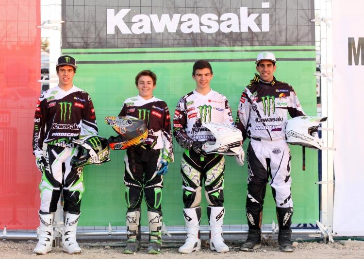 Borja, el día de la presentación de su equipo, Prodecon, de Kawasaki, con sus compañeros