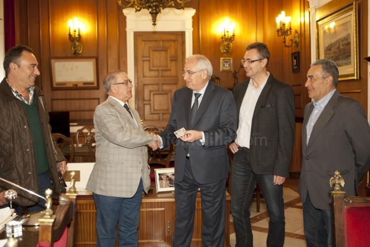Deporte/Sociedad: La APDM entrega el título de Socio de Honor y el carne al presidente Imbroda