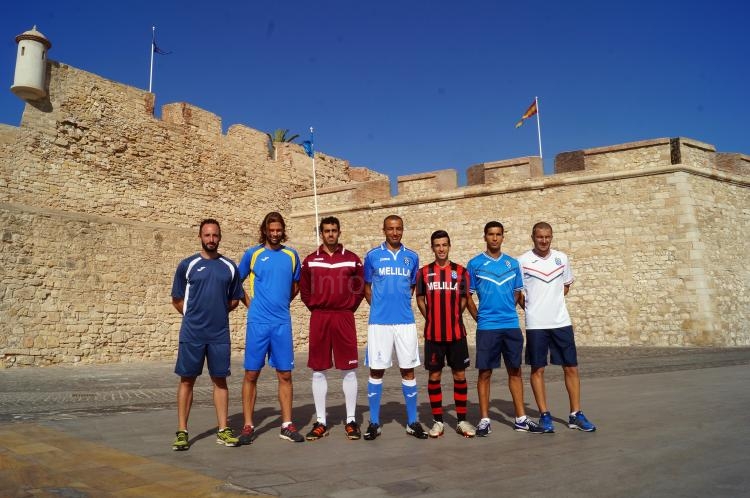 La U.D. Melilla presenta sus nuevas equipaciones