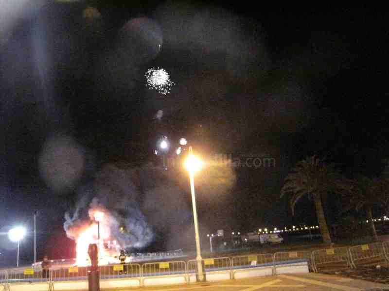 Los melillenses pudieron disfrutar de la noche de San Juan a pesar de que el agua intentó deslucir la fiesta
