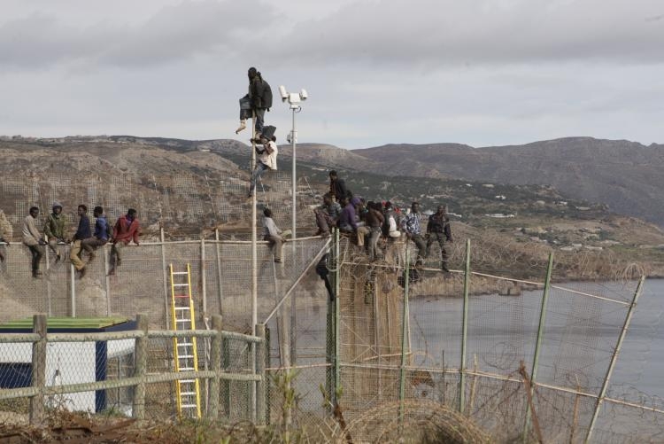 Unos 25 subsaharianos se encaraman a la valla de Melilla tras protagonizar un nuevo asalto masivo