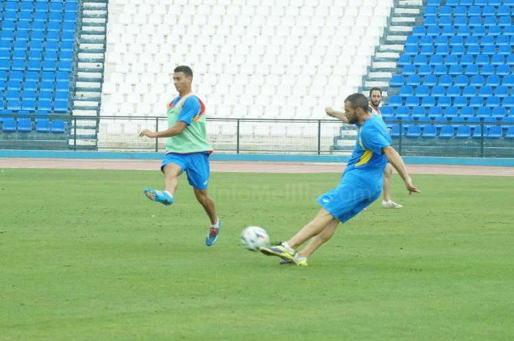 La U.D. Melilla entrena antes de emprender el viaje a Villanueva de la Serena