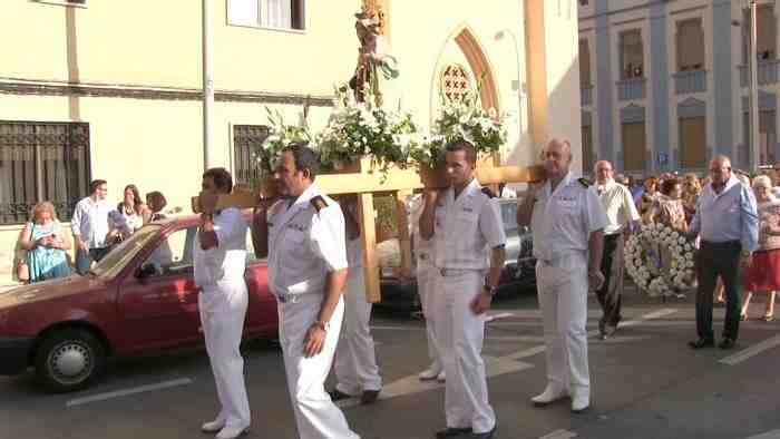 Homenaje a los Hombres de Mar con una procesión de la Virgen del Carmen portada por la Compañía de Mar