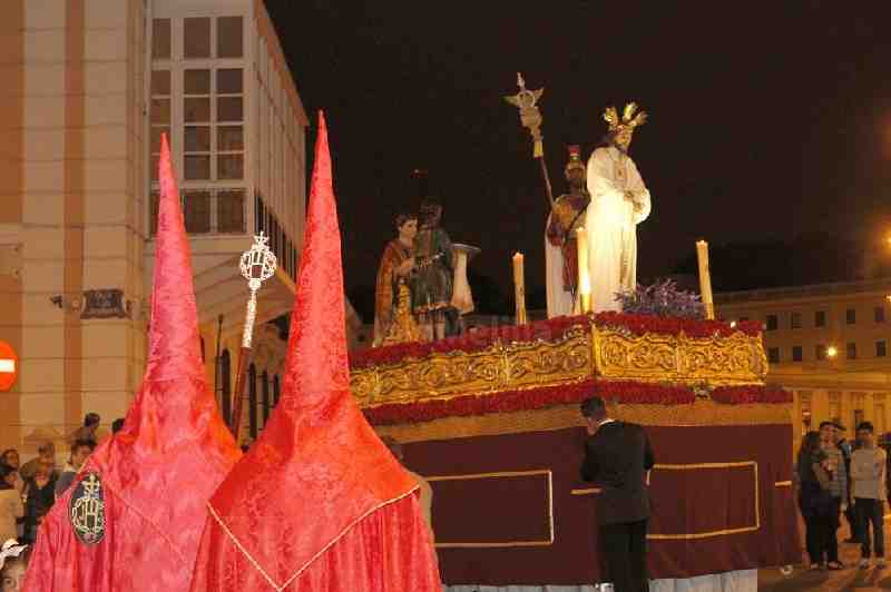 'La Sentencia' realiza su estación de penitencia en una noche de Lunes Santo cargada de emotividad