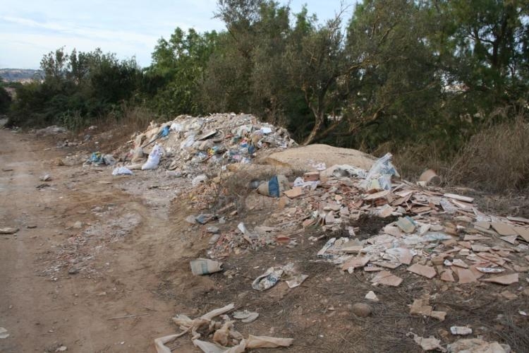 Equo denuncia el estado de suciedad en el que se encuentra la ciudad y acusa a la Ciudad de fomentar la situación