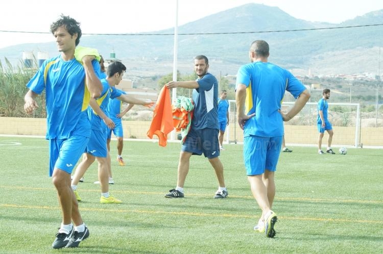 La UD Melilla se ejercita sobre césped artificial