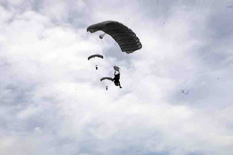 La Patrulla Acrobática Paracaidista del Ejercito del Aire abre los actos del Día de Melilla con una exhibición de saltos en la playa de Los Cárabos