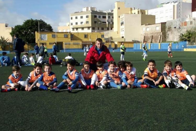 Sus Majestades visitaron a los alumnos de la Escuela de Fútbol de la FMF