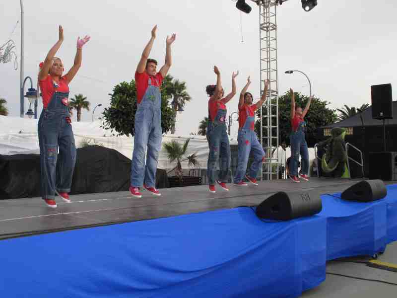 Diversión y mucho baile en las dos actuaciones de 'Cantajuegos' en la Feria de Melilla
