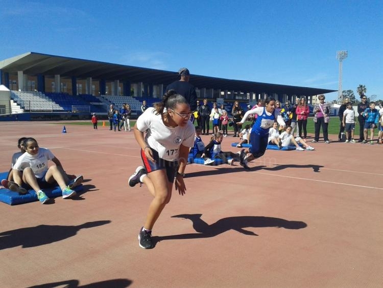Deporte Escolar: El C.E.I.P. Reyes Católicos vence en la competición de jugando al atletismo y se clasifica para la fase Nacional