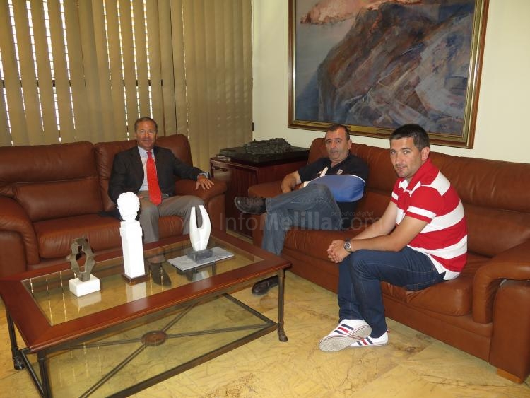 Marín, junto a los dos representantes de Melilla FS, José Huertas- presidente- y Sergio Mullor, técn