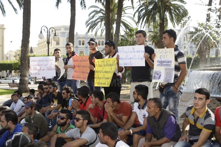 Unos 50 sirios se concentran en Melilla para pedir su salida a la península