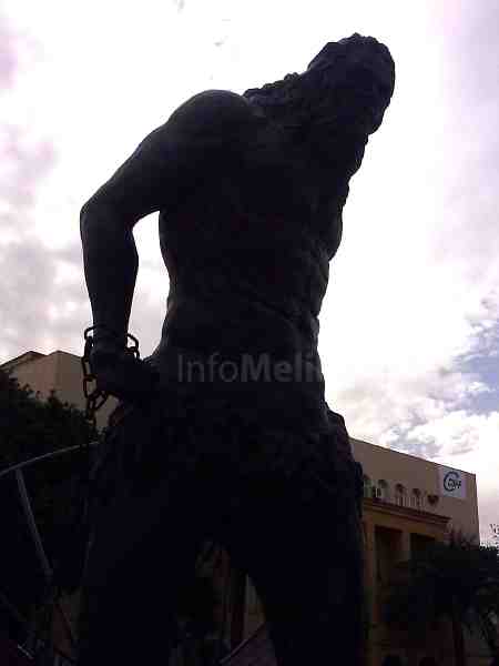 El Dios Chronos llega a la Plaza 1º de Mayo en forma de un espectacular conjunto escultórico