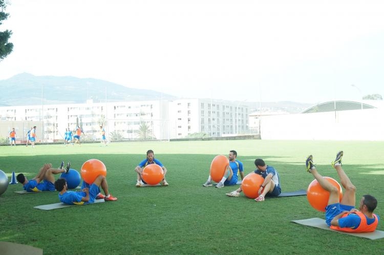Unión Deportiva Melilla: Entrenamiento regenerativo en el anexo del Álvarez Claro