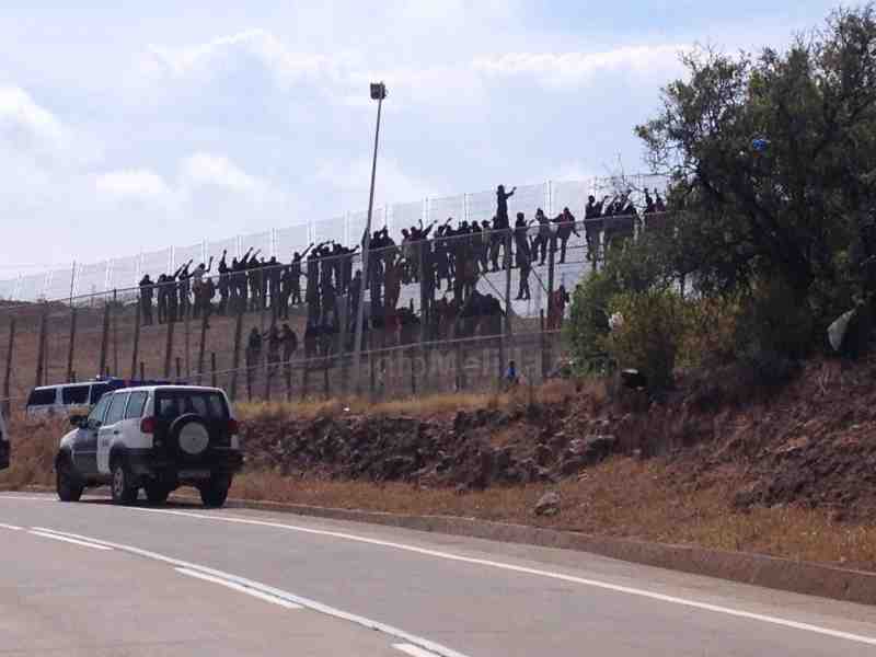 Los inmigrantes encaramados a la valla de Melilla se bajan tras seis horas