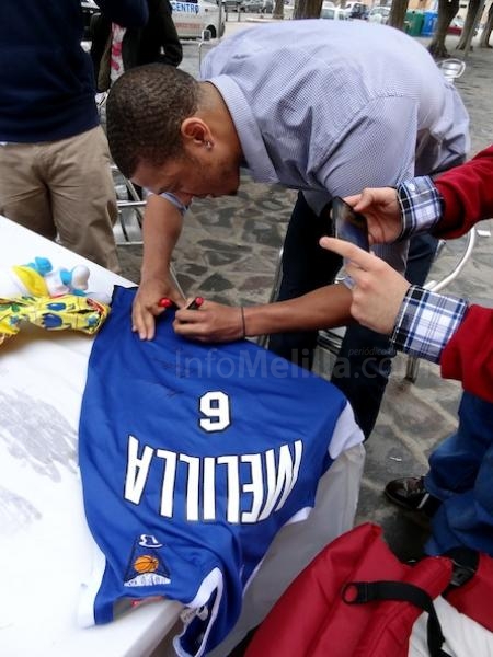 Darien Brothers firmándole a la Peña una camiseta durante una comida