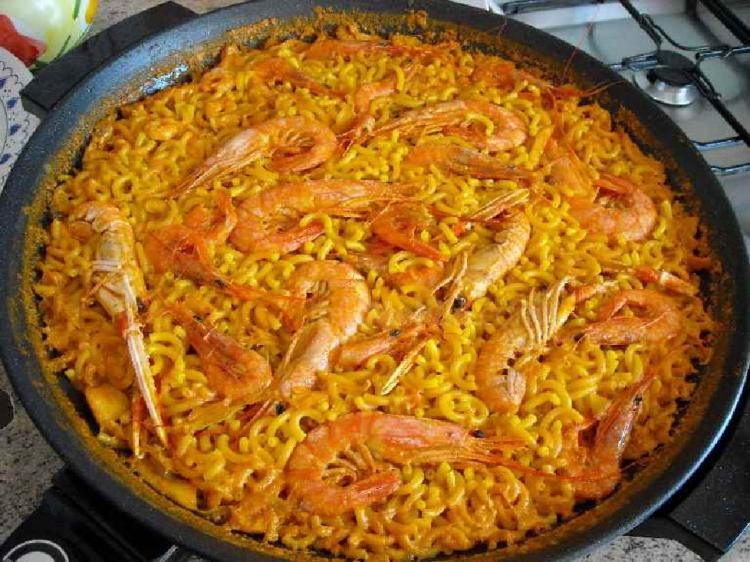 La Casa de Melilla en Almería celebra las fiesta de la Cruz de Mayo y el Día de la Madre en el inicio de este mes primaveral