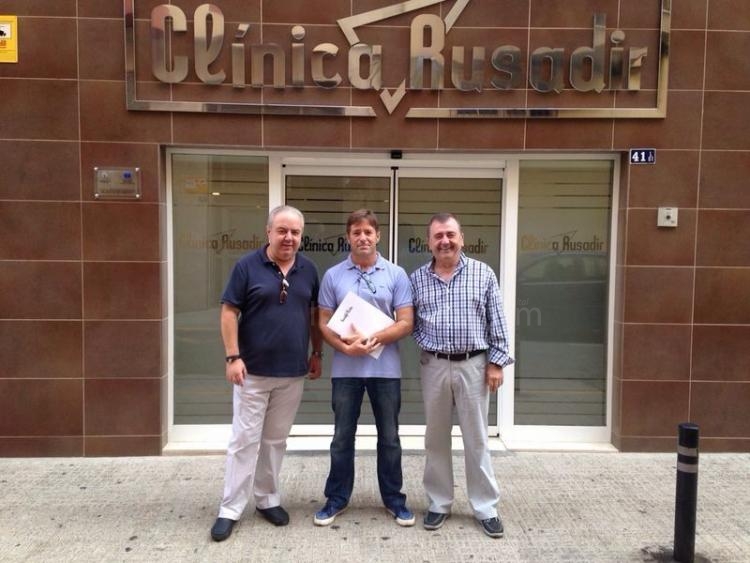 Directivos de Melilla FS con el representante de "Clínica Rusadir"