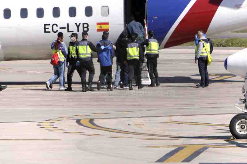Sale de Melilla un primer grupo de inmigrantes hacia centros de la península