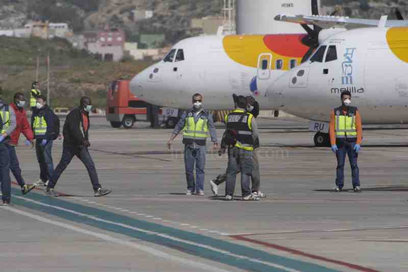 Trasladan a otros 60 inmigrantes desde Melilla a centros de la península