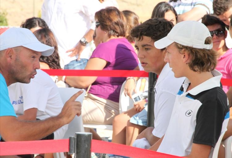 Volpe dando instrucciones a jugadores durante el descanso de un partido