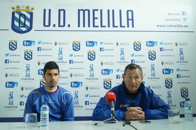 Roldán junto a su técnico, Juan Moya, en la misma rueda de prensa