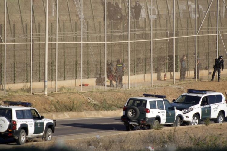 Unos 250 inmigrantes intentan entrar a Melilla pero sólo uno lo consigue