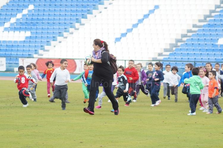 Un campeón del Mundo y escolares visitan el entrenamiento de la U.D. Melilla