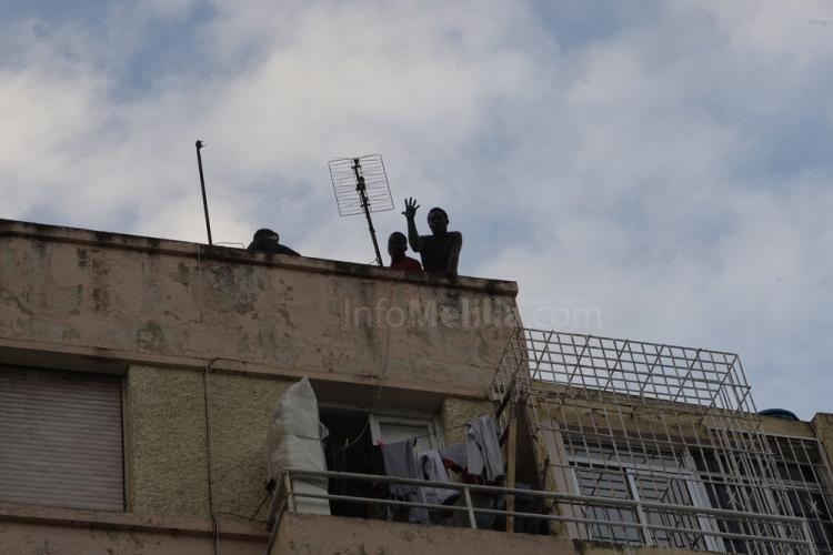 Alrededor de 60 inmigrantes han logrado entrar a Melilla tras un salto masivo protagonizado por unos 150
