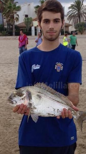 Pablo Pastos con una dorada de kilo y medio y 45 centímetros