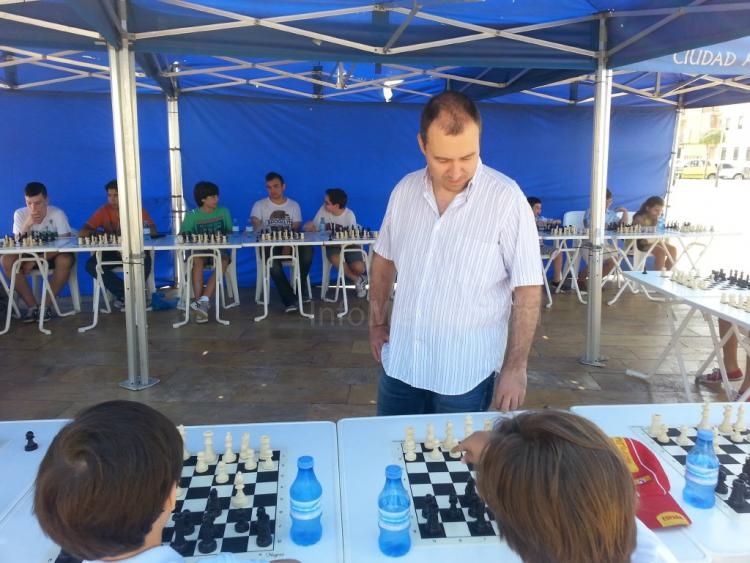 Ajedrez: El GM (Gran Maestro) macedonio Alexander Colovic, contra 25 jugadores de nuestra ciudad