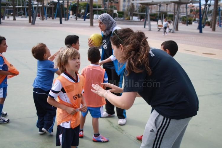 Una decena de alumnos del Campus UGR Melilla hacen prácticas con la Escuela de Fútbol de la Fundación de la FMF