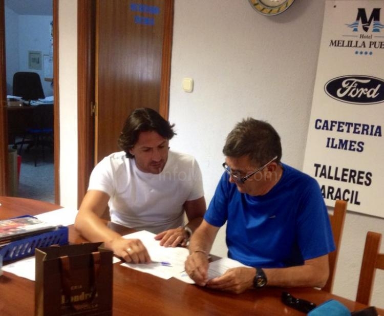El representante del jugador, el ex del Melilla, Manolo Pérez, con Cristobal Sánchez